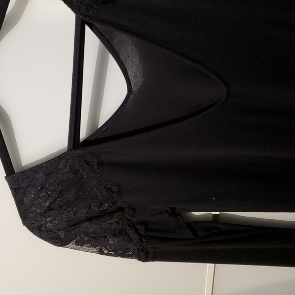 H&M lace shoulder top - Picture 2 of 2